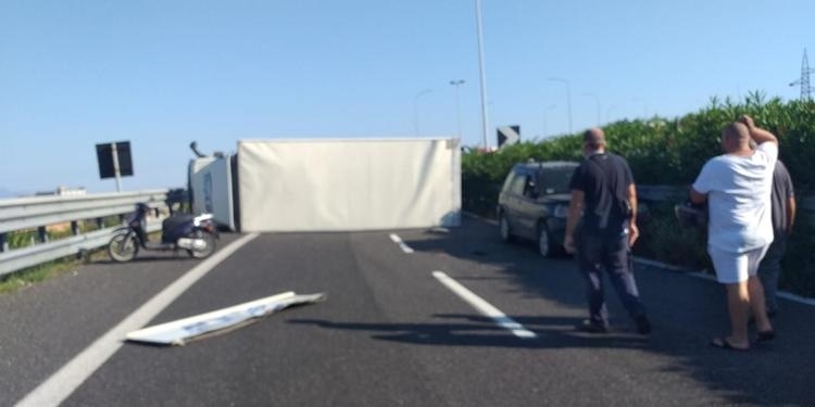 Incidente In Tangenziale Tir Si Ribalta Due Feriti Liratv