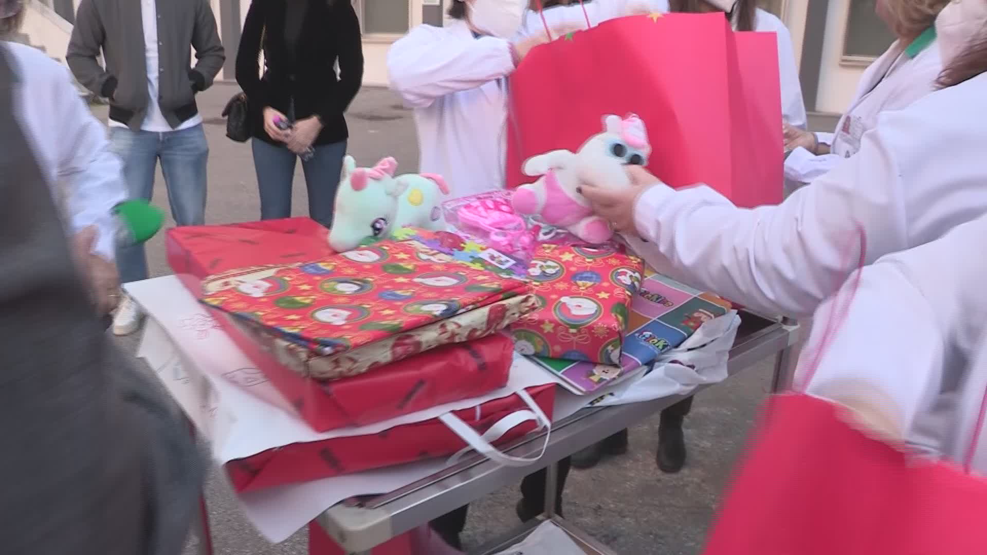 Regali E Sorrisi Per I Piccoli Pazienti Della Pediatria - LIRATV