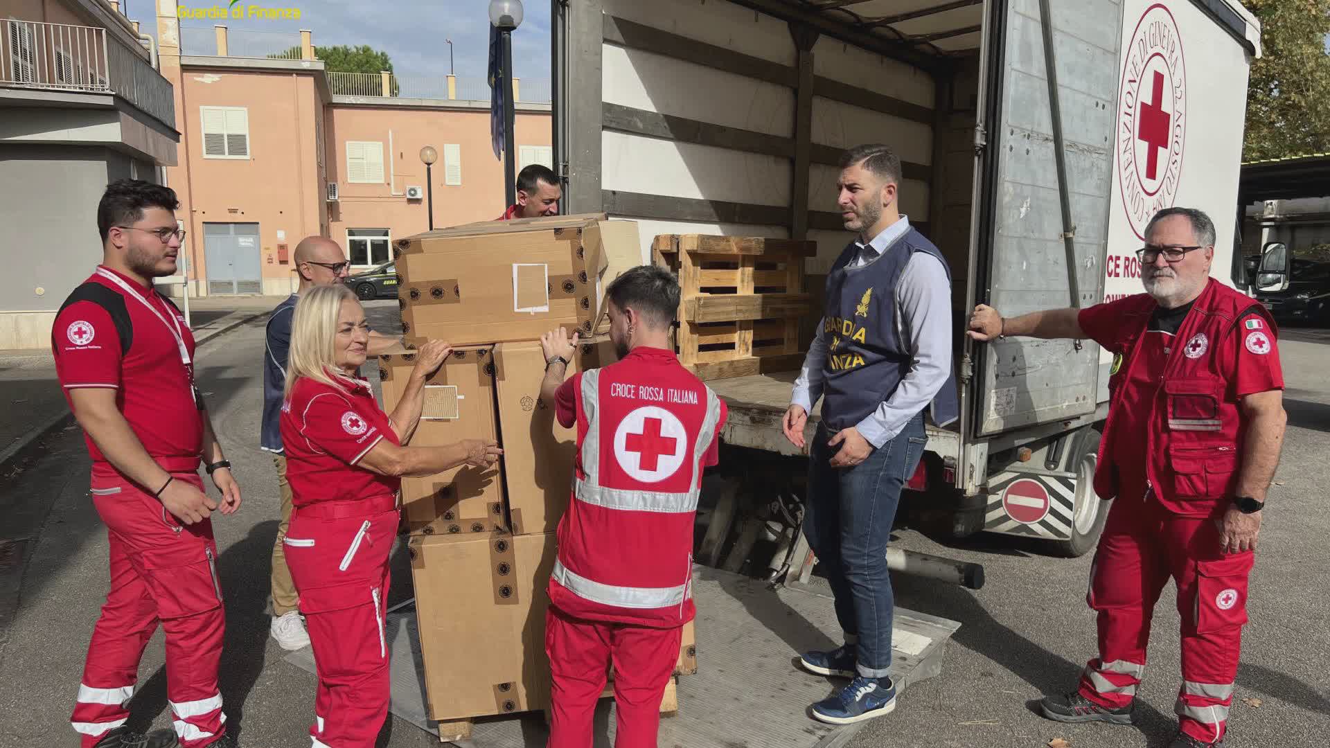 Salerno, donate a Croce Rossa scarpe sequestrate al Porto - LIRATV